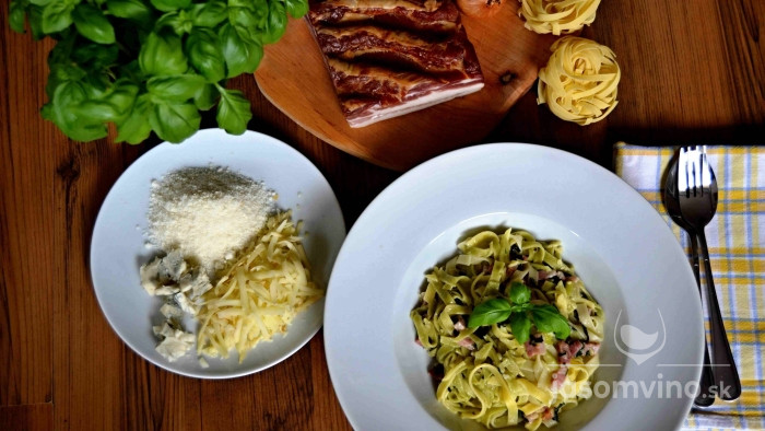 Tagliatelle so slaninkou a tromi druhmi syra k vínu Tagliatelle so slaninkou a tromi druhmi syra k vínu